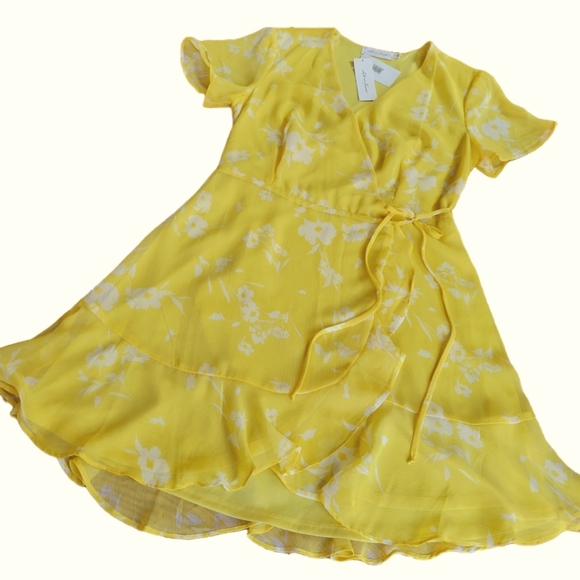 🌟 NWT ALL IN FAVOR Yellow White Floral Wrap Dress with Ruffles Women's Size S - Picture 3 of 8